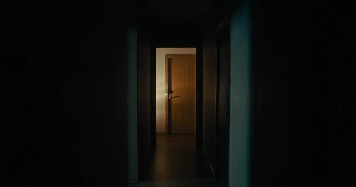 Kauhuelokuvan tunnelmakuva h&auml;m&auml;r&auml;st&auml; k&auml;yt&auml;v&auml;st&auml; Netflixiss&auml;